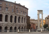 Las columnas son del templo de Apolo Sosiano, colocadas nuevamente en 1940