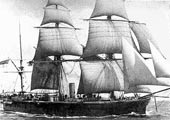 HMS Bellerophon 1895. Los primeros barcos acorazados propulsados a vapor seguían manteniendo mástiles y velas aunque su utilización era escasa.