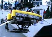 Nereus desarrollado por Wood’s Hole Oceanographic Institute (WHOI). Opera como ROV (remotely operated vehicle) y como AUV (autonomous underwater vehicle). Jefe del proyecto: Andy Bowen. El 31/05/2009 alcanzó los 10.902m de profundidad. Foto a bordo del Kilo Moana.